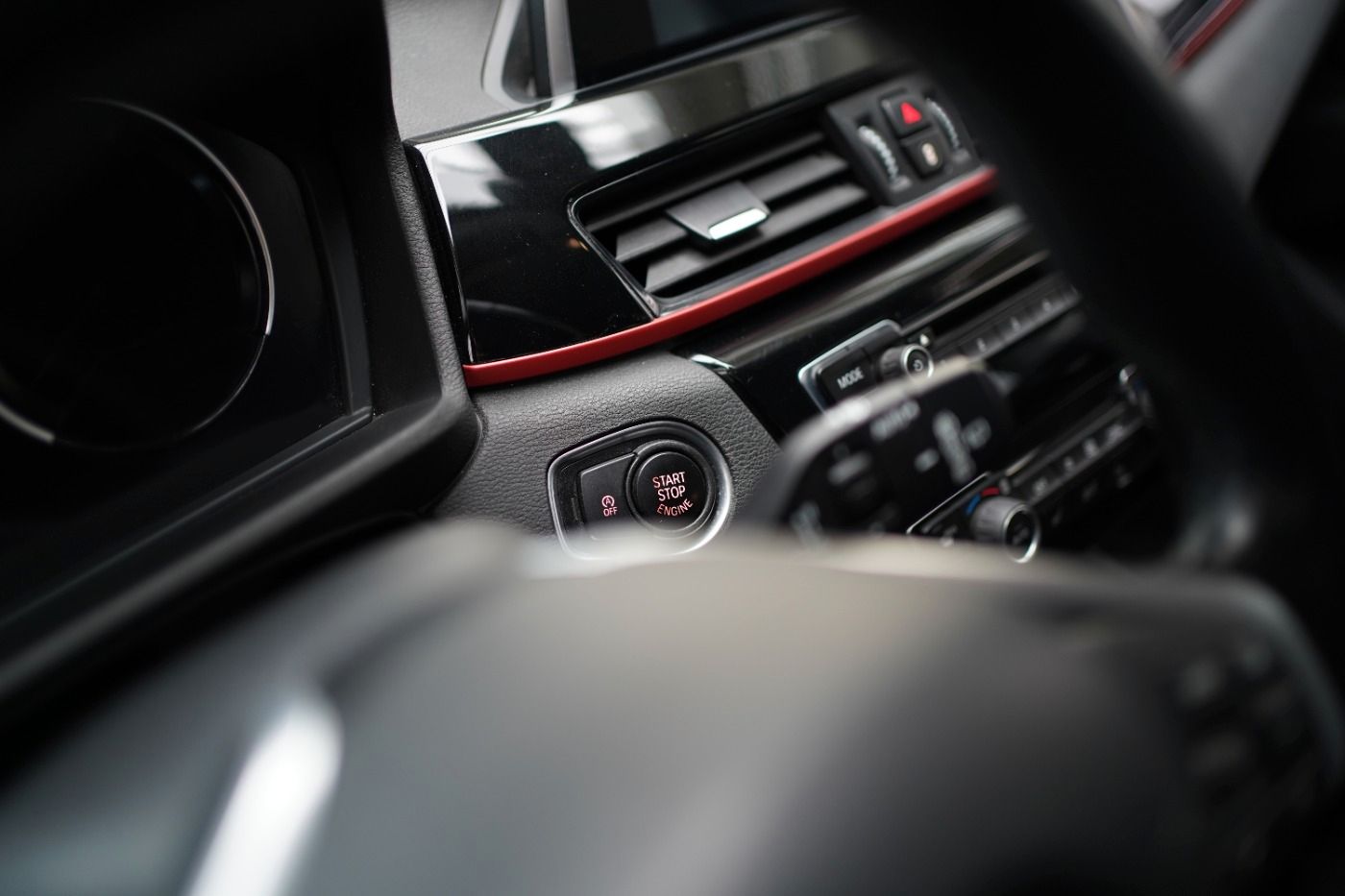 Fahrzeugabbildung BMW X1 18i Sport Line +AHK+Sportsitze+Parkassistent+