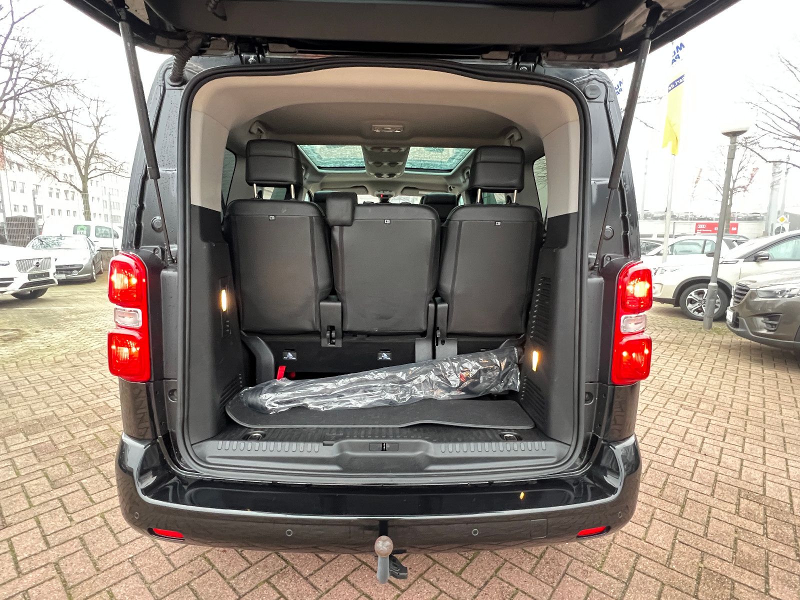 Fahrzeugabbildung Peugeot Traveller Business VIP L2 7-SITZER ABSOLUT VOLL
