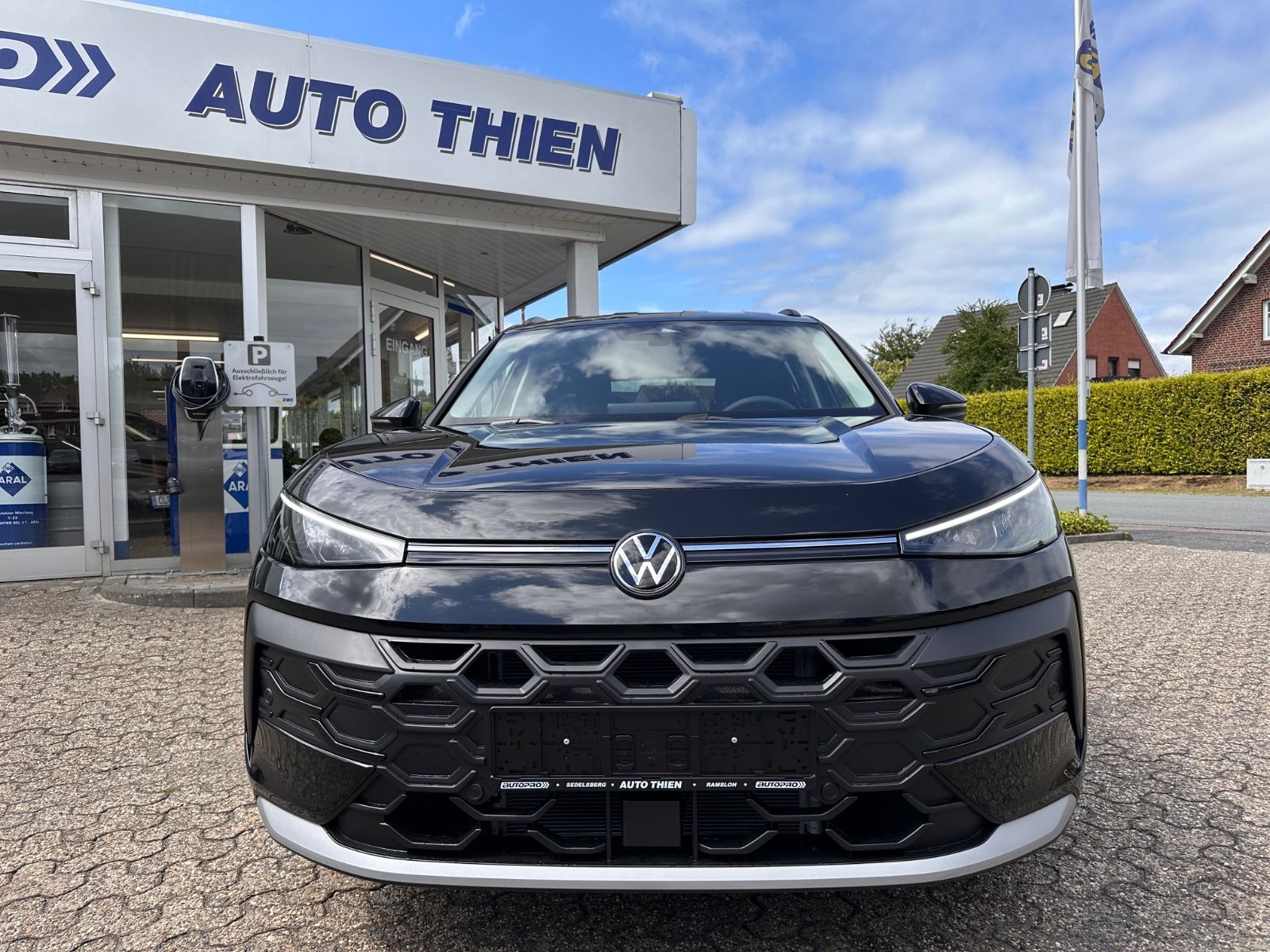 Fahrzeugabbildung Volkswagen T-Roc 1.5 eTSI DSG Life APP/ACC/LED/SHZG/PDC