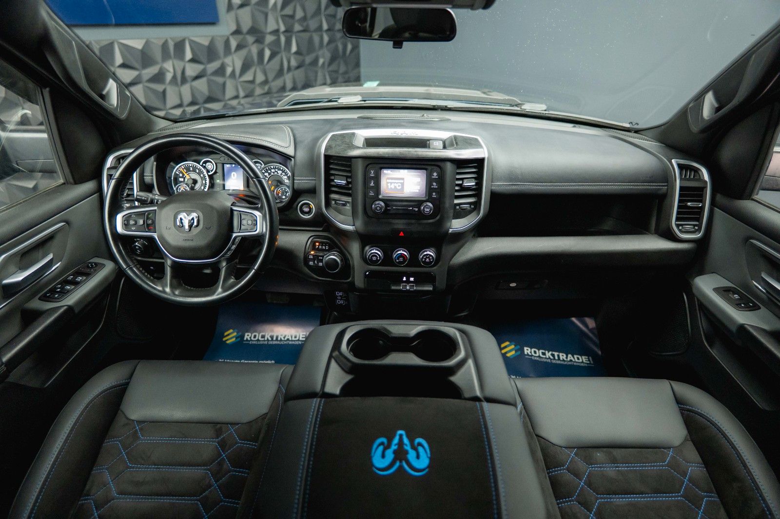 Fahrzeugabbildung Dodge RAM 5.7 V8 HEMI 4x4 OFFROAD NightEdition LONGBED