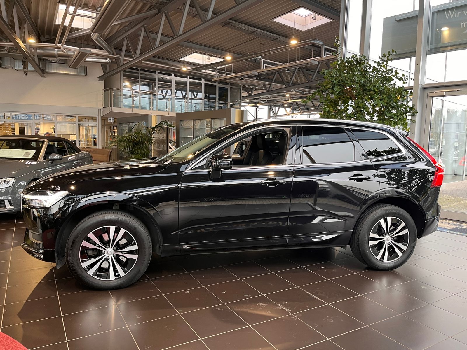 Fahrzeugabbildung Volvo XC60 Momentum Pro 2WD AHK LED NAV RFK 18"