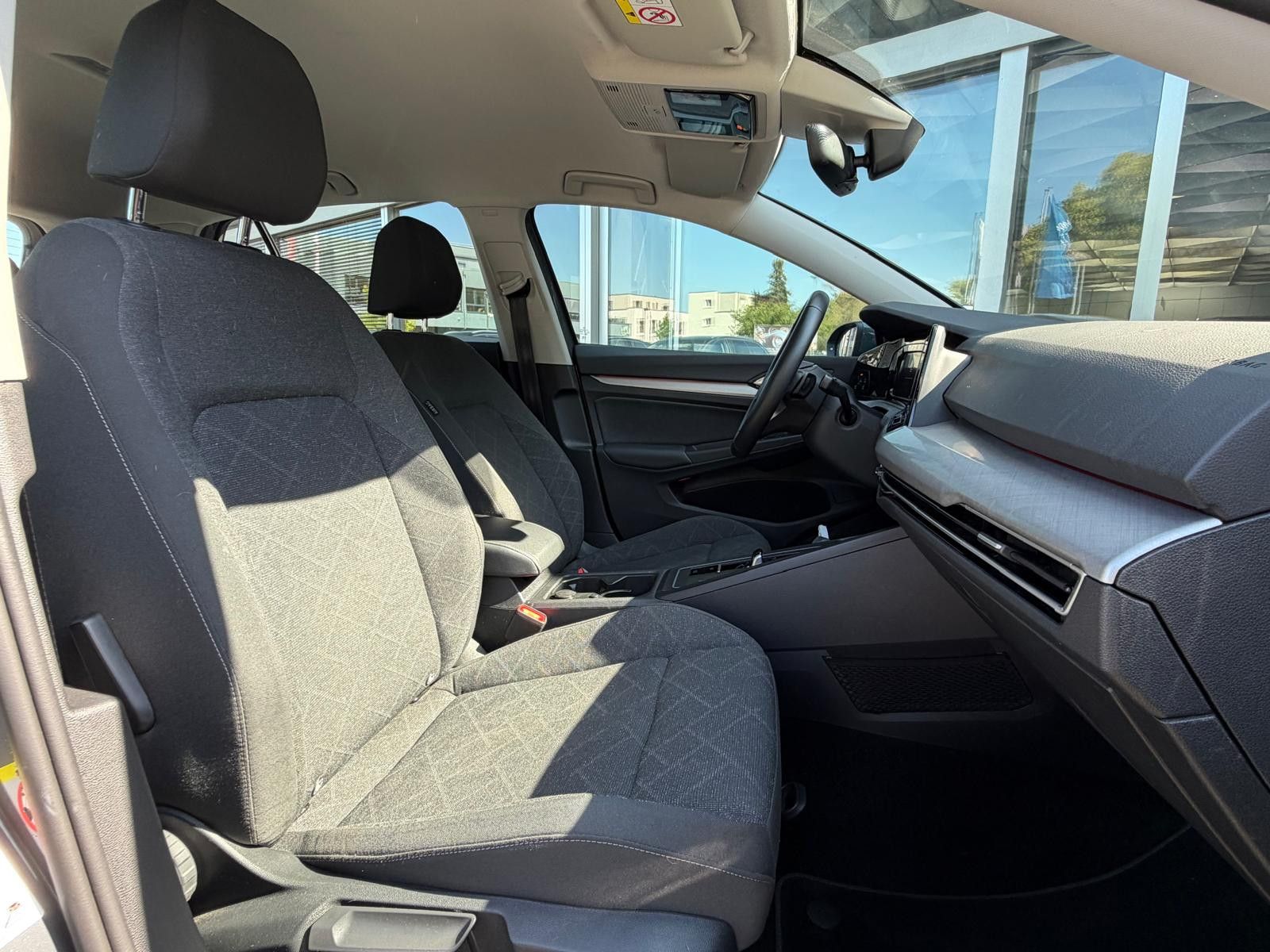 Fahrzeugabbildung Volkswagen Golf VIII 2.0d Life VIRTU+LED+NAVI+SHZ+ACC+PDC+