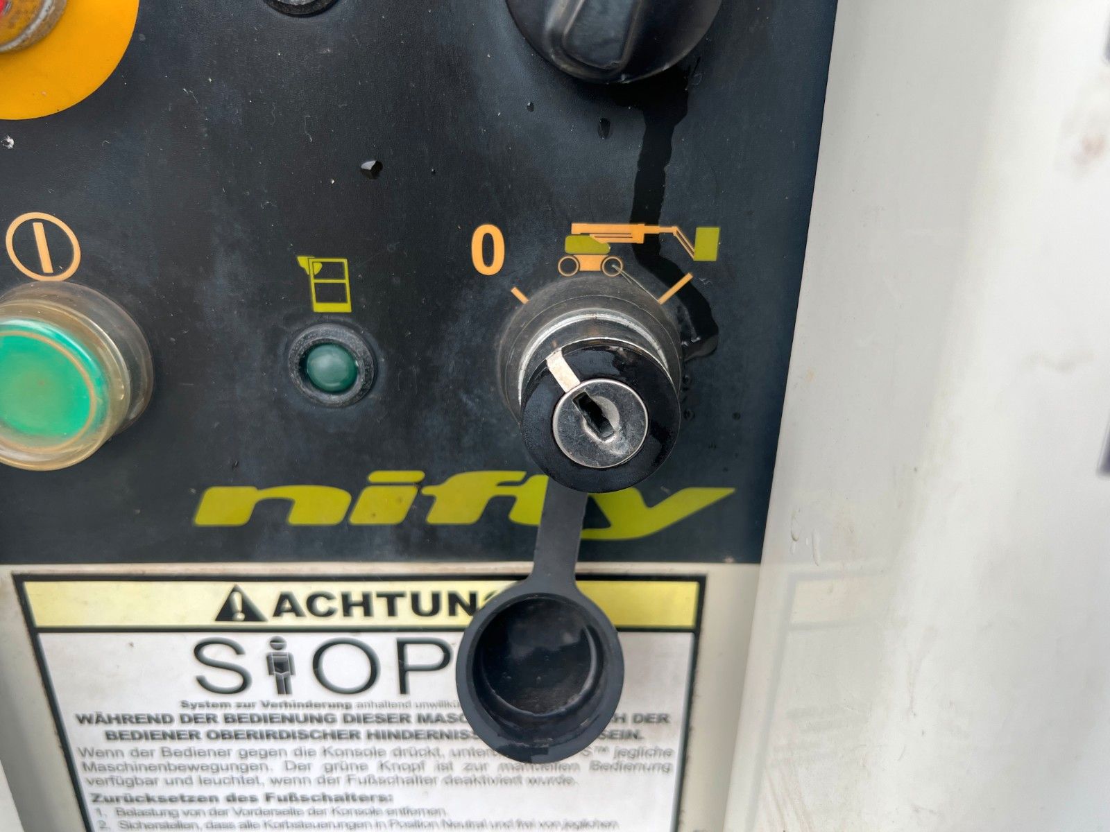 Fahrzeugabbildung Niftylift HR17D 4X4 / 1.636h / 17m Arbeithöhe