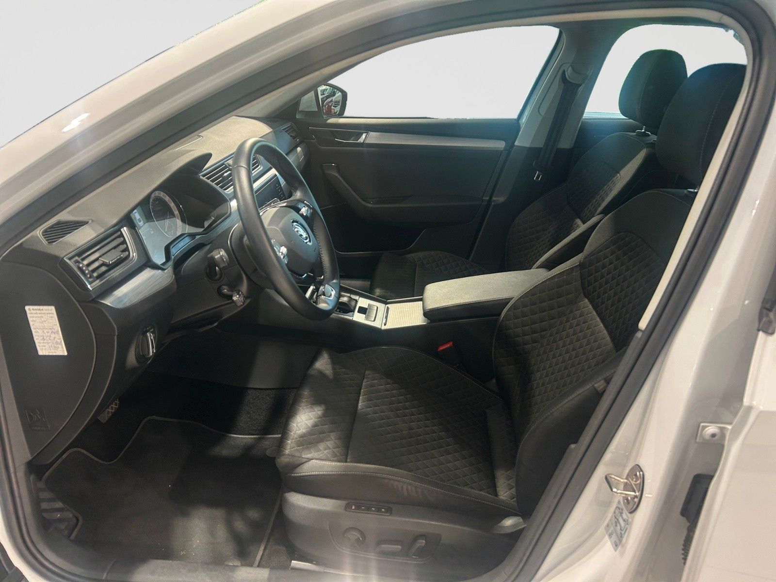Skoda Superb Lim. Ambition 4x4 DSG ACC SHZ NAV KESSY foto 7