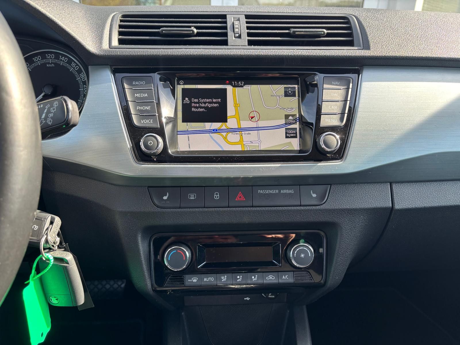 Fahrzeugabbildung SKODA Fabia Combi DSG BUSINESS-NAV-PDC-SHZ-APPS-TEMP