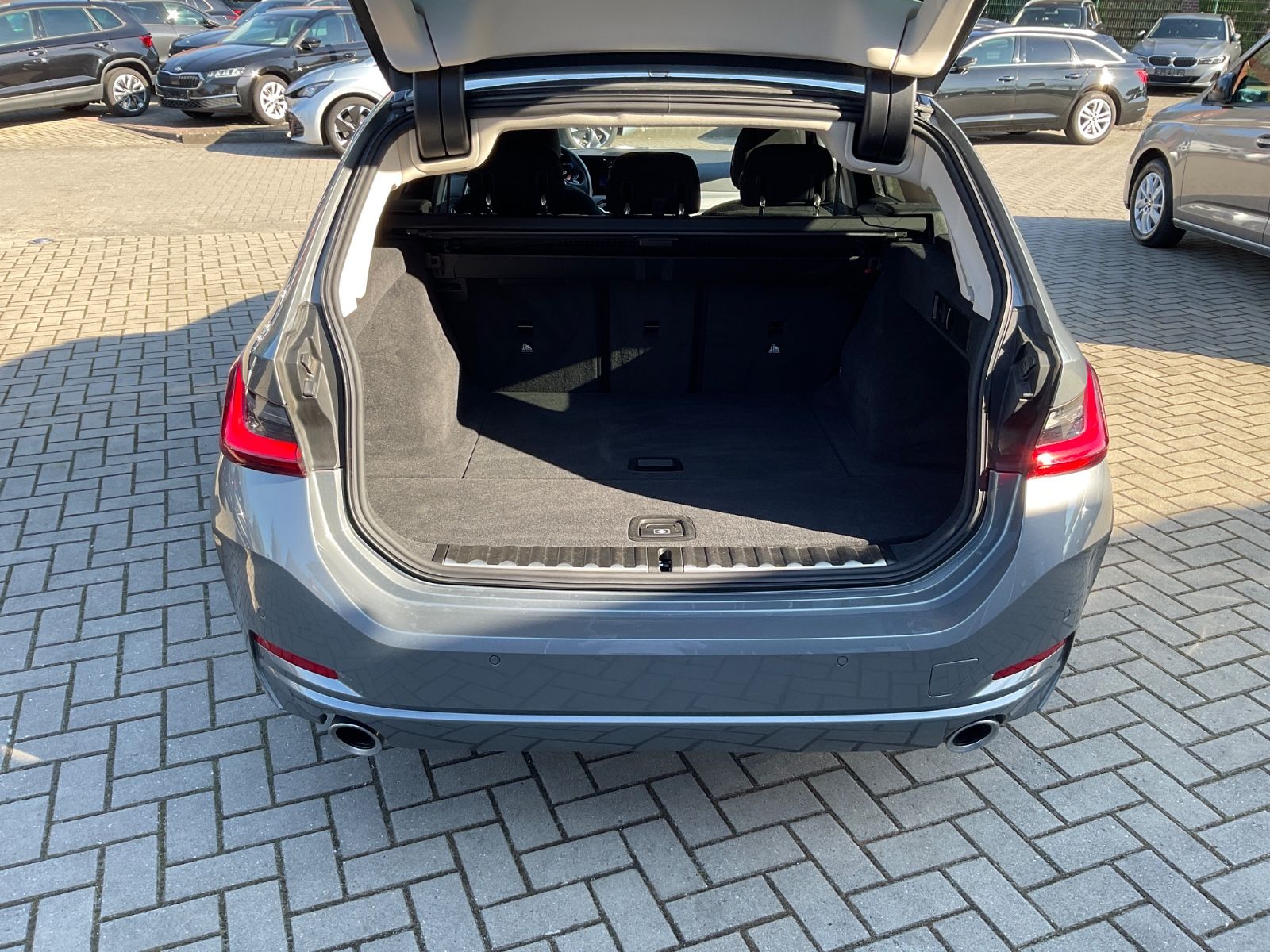 Fahrzeugabbildung BMW 320d xDrive Touring Auto,LED,Navi,CarPlay,Spur