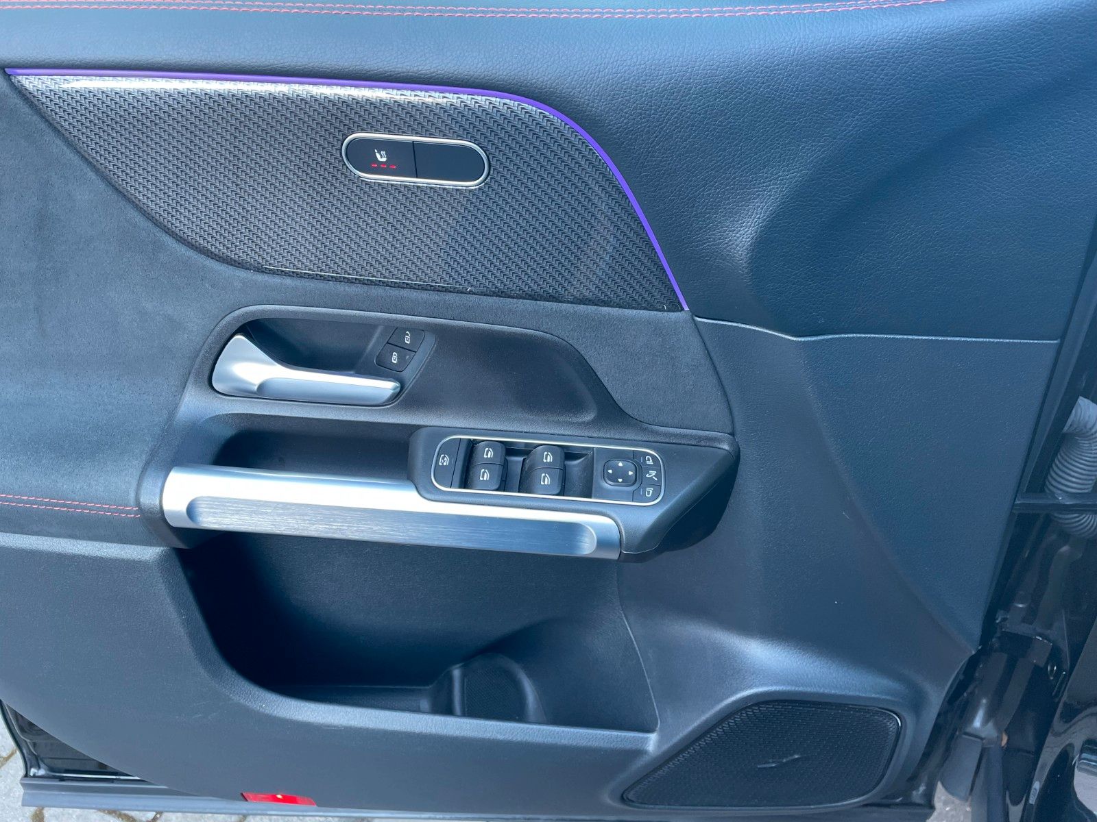 Fahrzeugabbildung Mercedes-Benz GLB 200 AMG 7-Sitzer +Ambiente+R-Kamera+Carplay