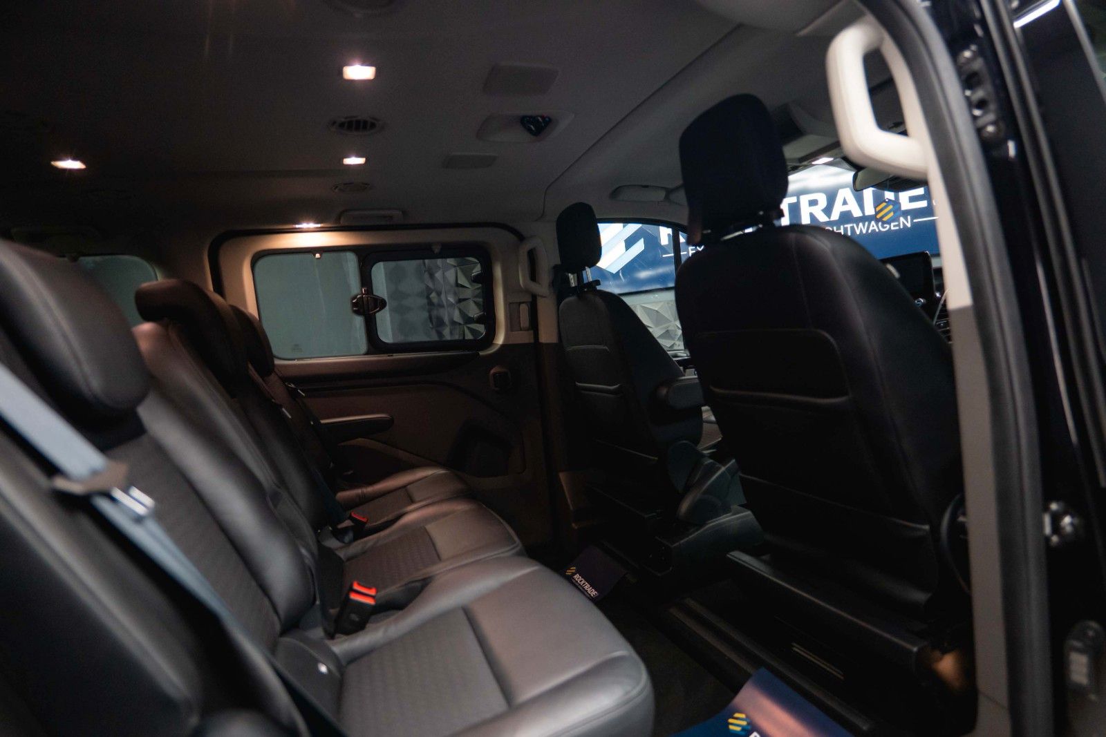 Fahrzeugabbildung Ford Tourneo Custom 320 L2 Sport | 8Sitze | ACC | LED