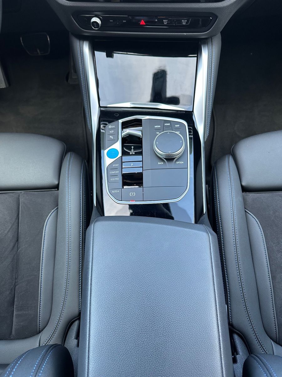 Fahrzeugabbildung BMW i4 eDrive40 Gran Coupe M-Sport NAV+LED+KAM+SHZ