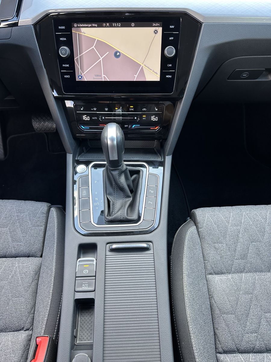 Fahrzeugabbildung Volkswagen Passat Variant R-Line NAV+LED+ACC+KAMERA+18ZO+PP