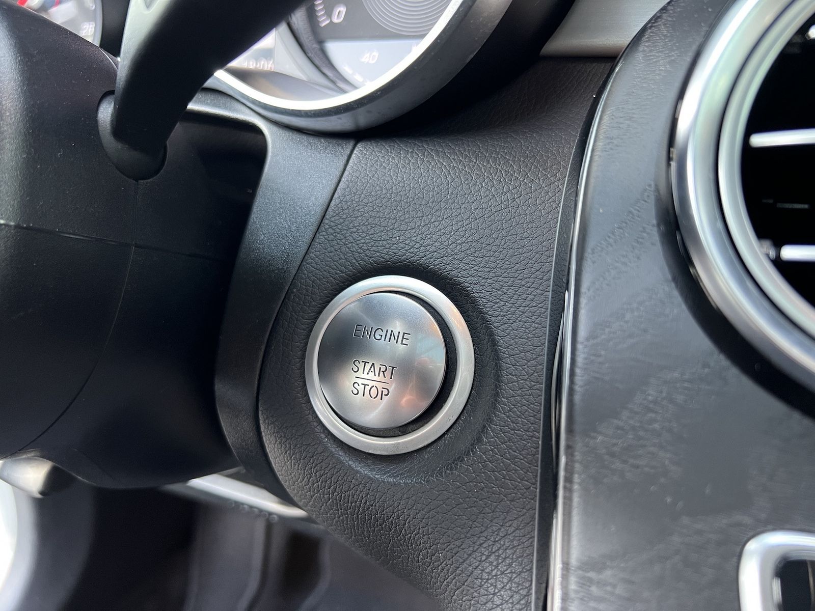 Fahrzeugabbildung Mercedes-Benz GLC 250 4Matic AMG NAVI/LED/AHK/PANO/R-KAMERA