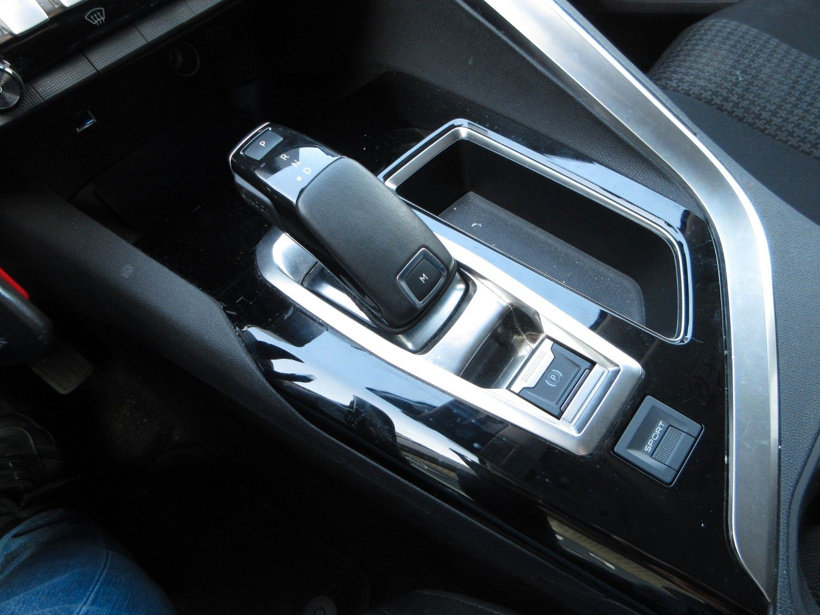 Fahrzeugabbildung Peugeot 5008 Active 1.2T NAVI/PDC/VIRTUAL/7-SITZER