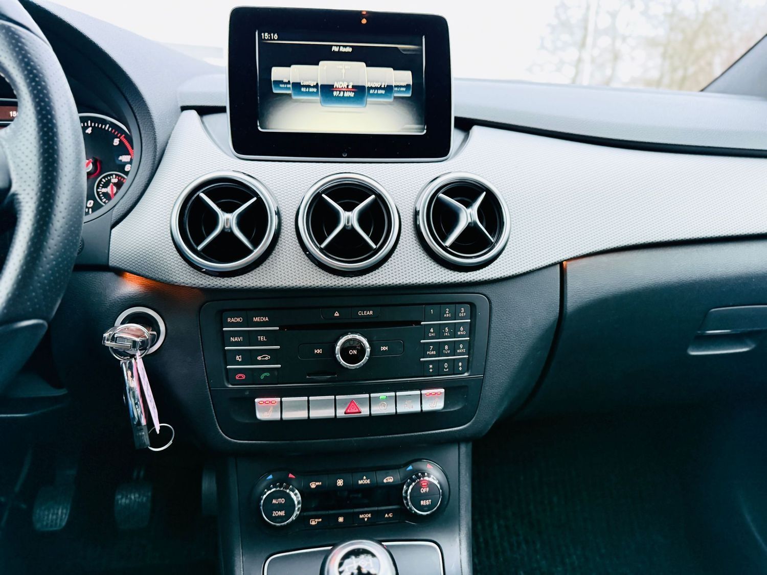Fahrzeugabbildung Mercedes-Benz B 180 d URBAN, Tempomat, Kindersitze, PTS, SHZ,