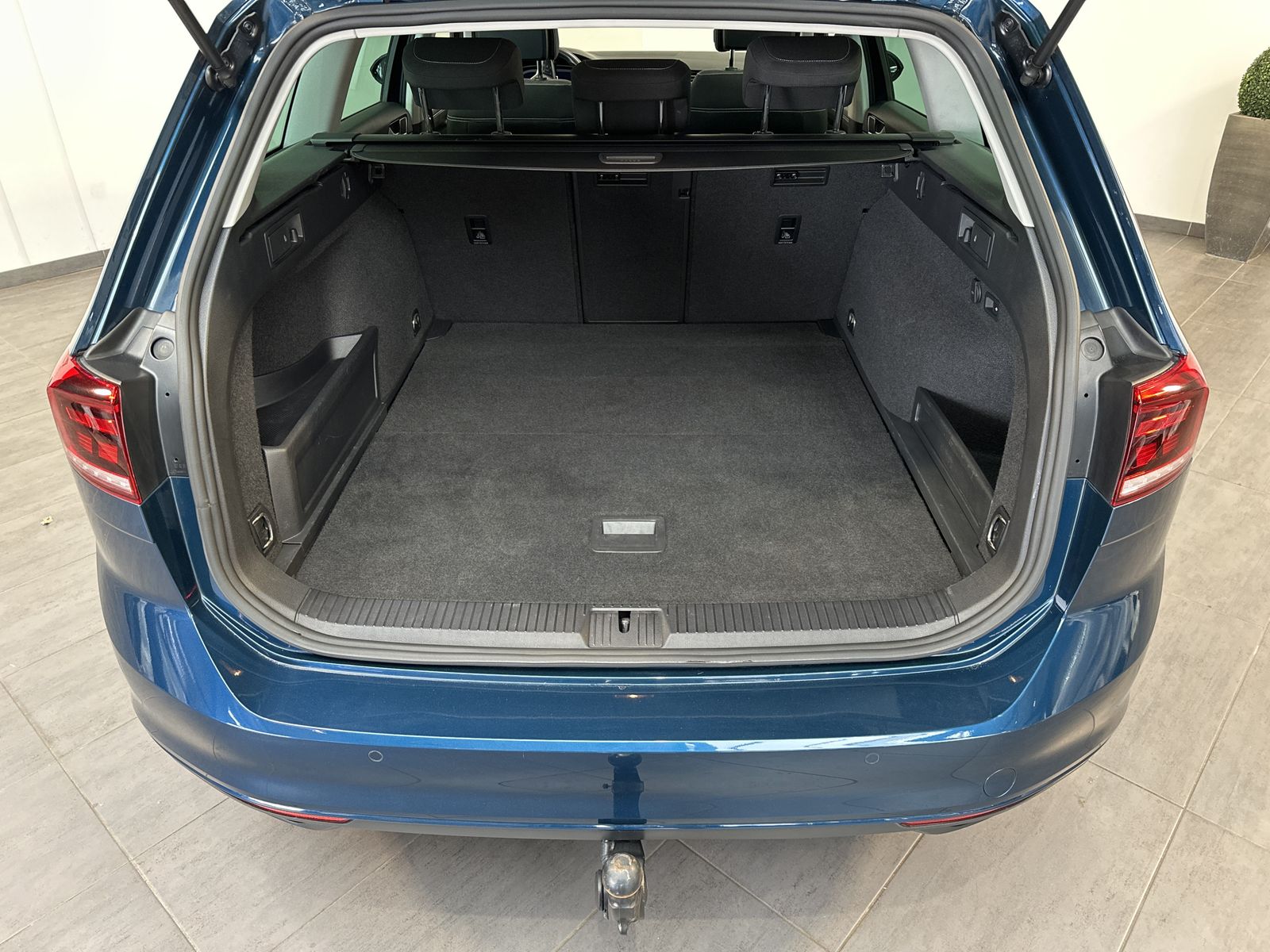 Fahrzeugabbildung Volkswagen Passat Variant Business 4M NAV+LED+AHK+PANO+360°