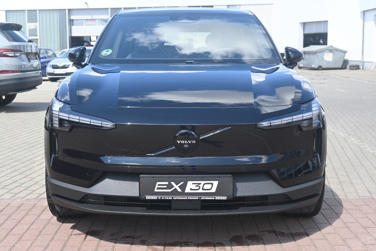 Fahrzeugabbildung Volvo EX30 Single Motor Extended Range Black Edt Ultra