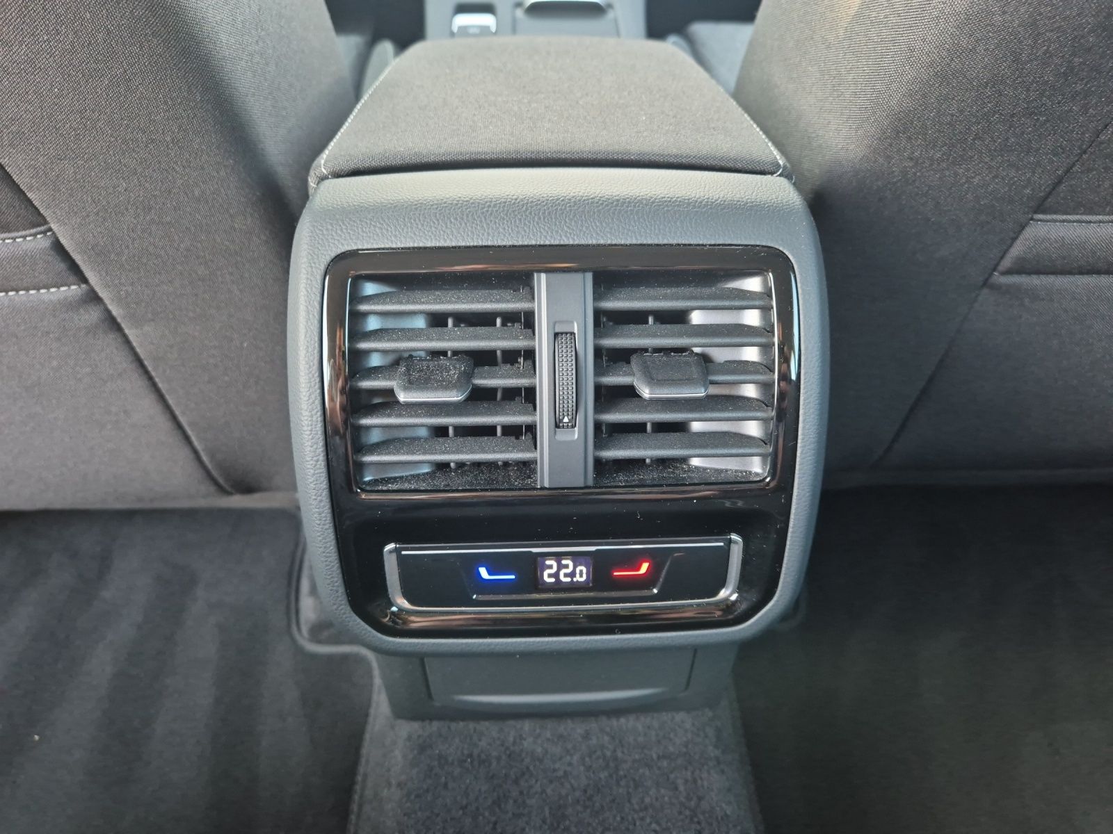 Fahrzeugabbildung Volkswagen Passat Variant TDI Business DSG 4M LED AHK Navi