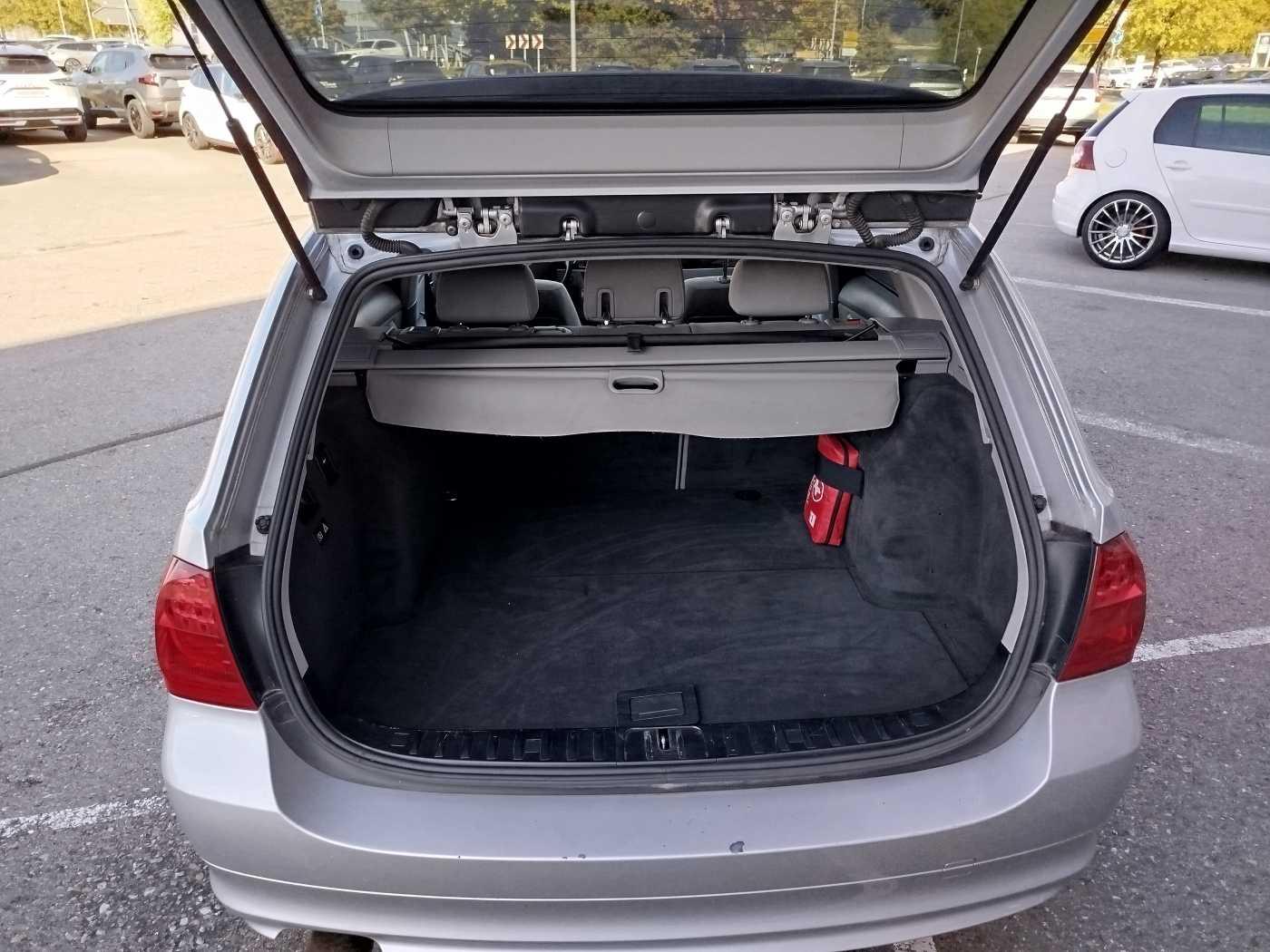 BMW 318 2010 — photo 15