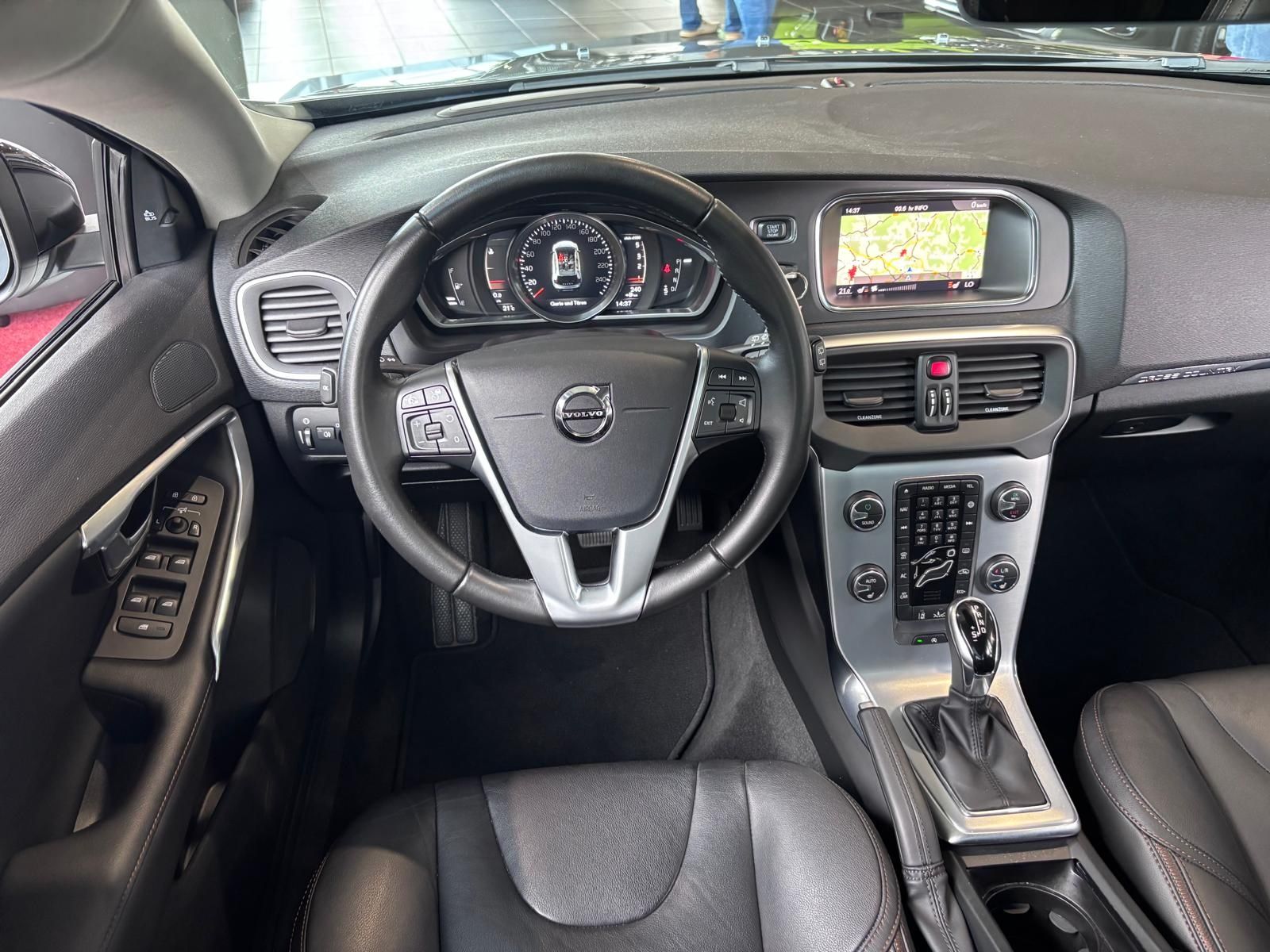 Fahrzeugabbildung Volvo V40 Cross Country Plus PANO ACC BLIS LED