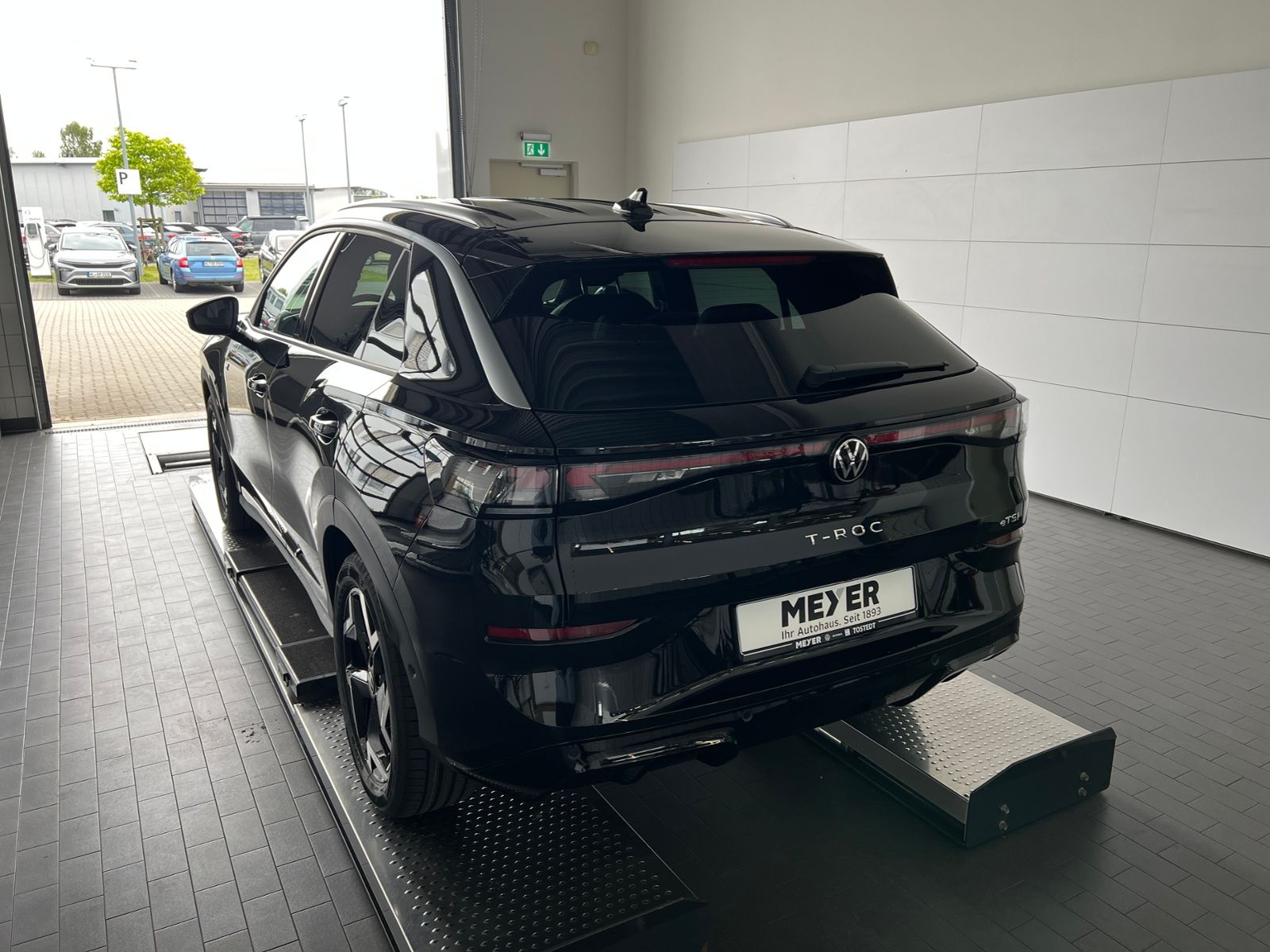 Fahrzeugabbildung Volkswagen T-Roc R-Line 1.5 eTSI DSG *AHK, LED, ACC, 18"-LM