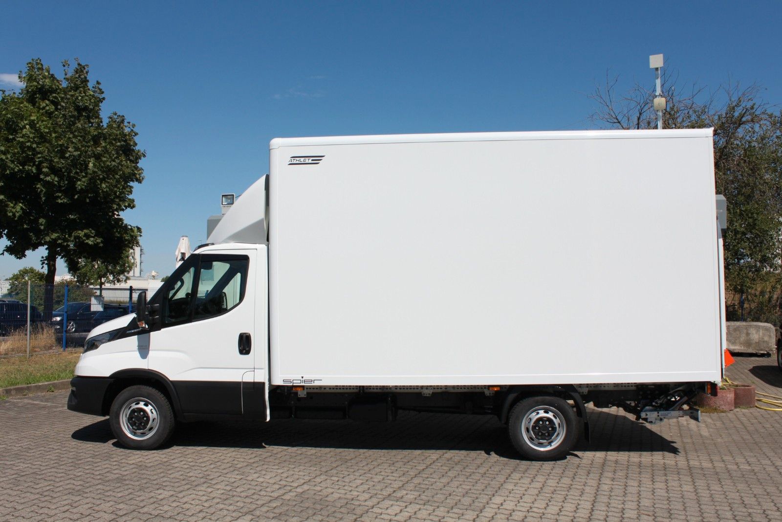Fahrzeugabbildung Iveco Daily 35S16 Koffer 2375 hoch /LBW 750Kg
