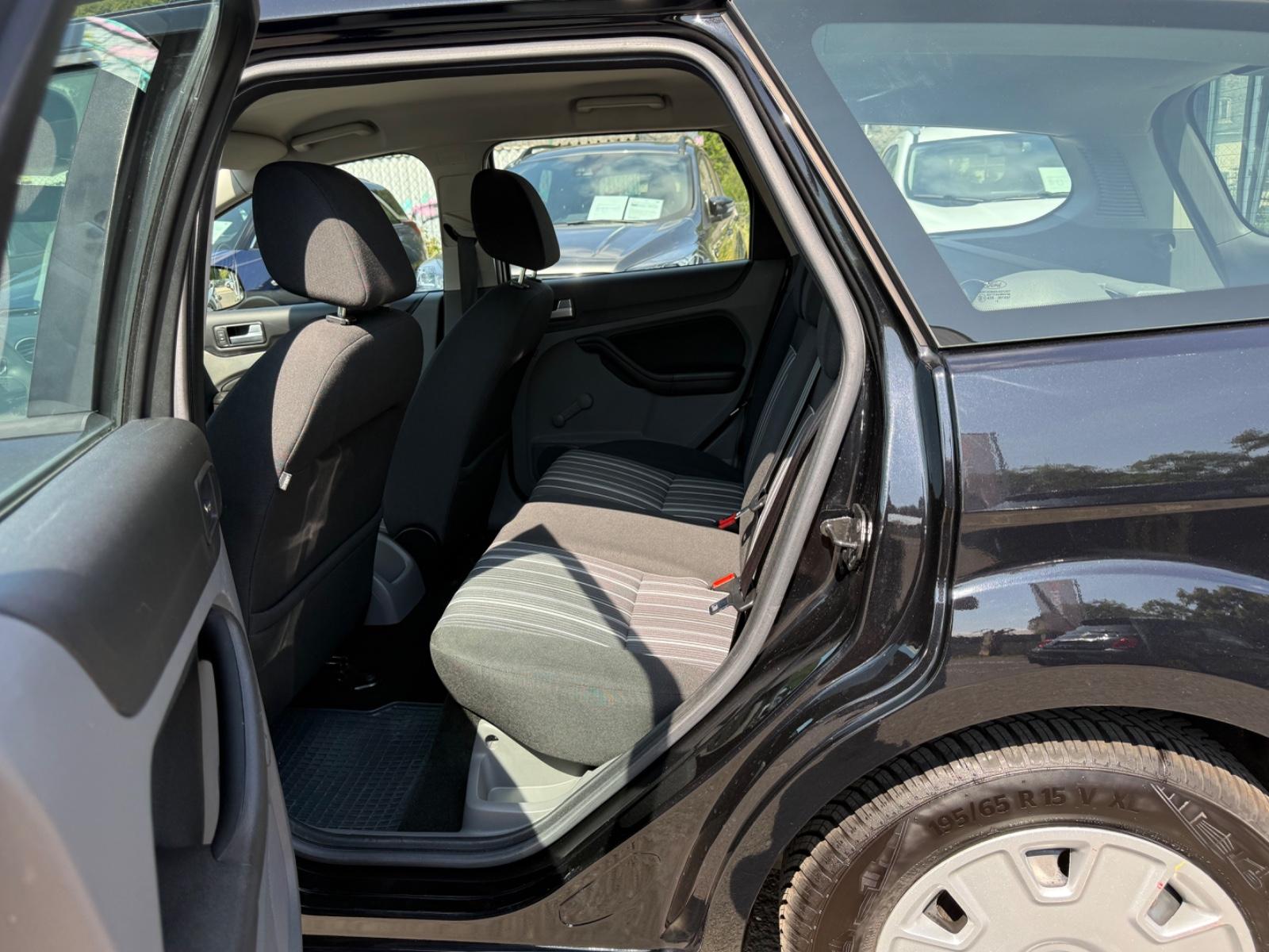 Ford Focus 2010 — photo 16
