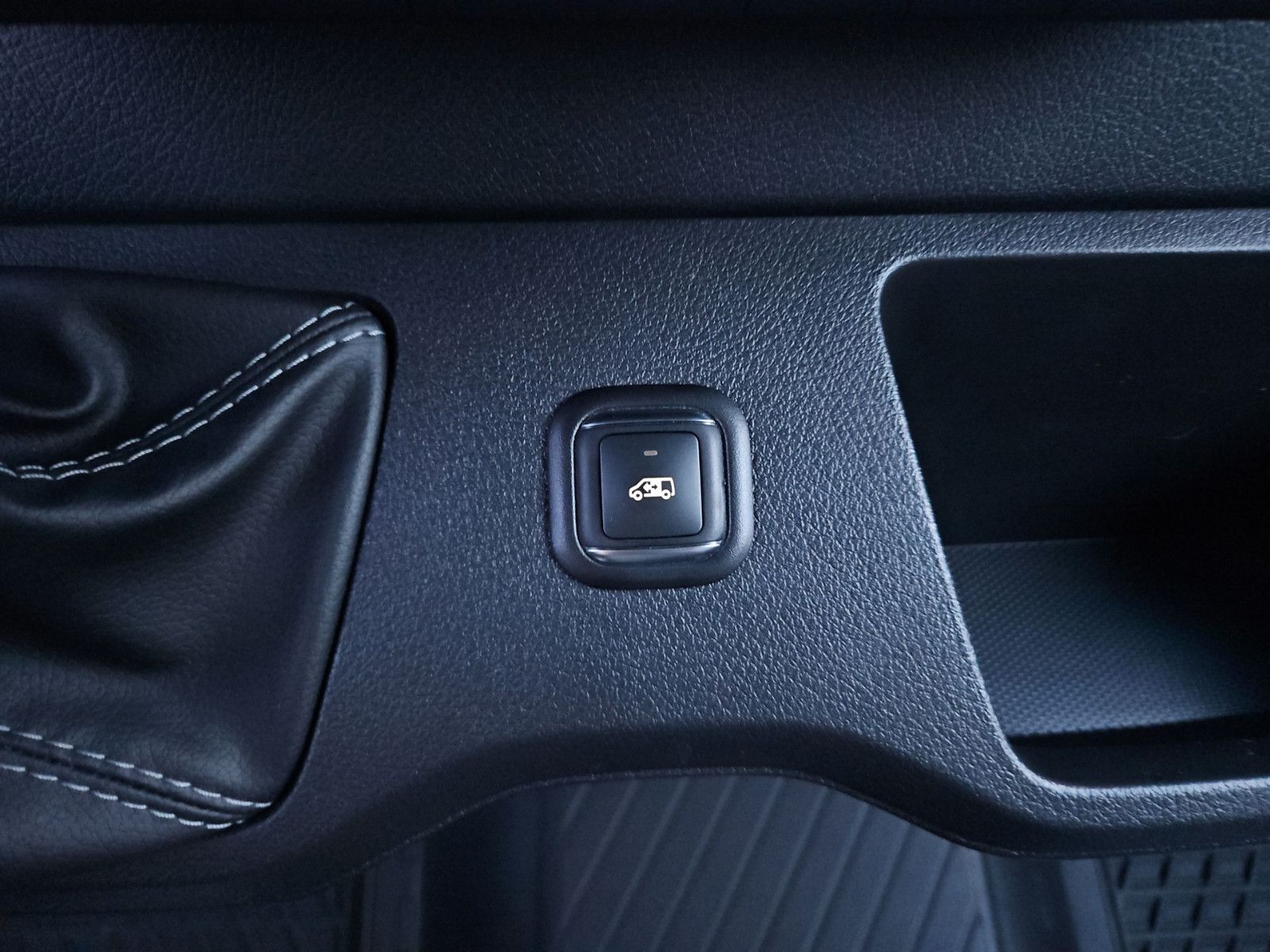 Fahrzeugabbildung Mercedes-Benz Sprinter 317 Kombi L2H2 Mobility Rollstuhl Lift