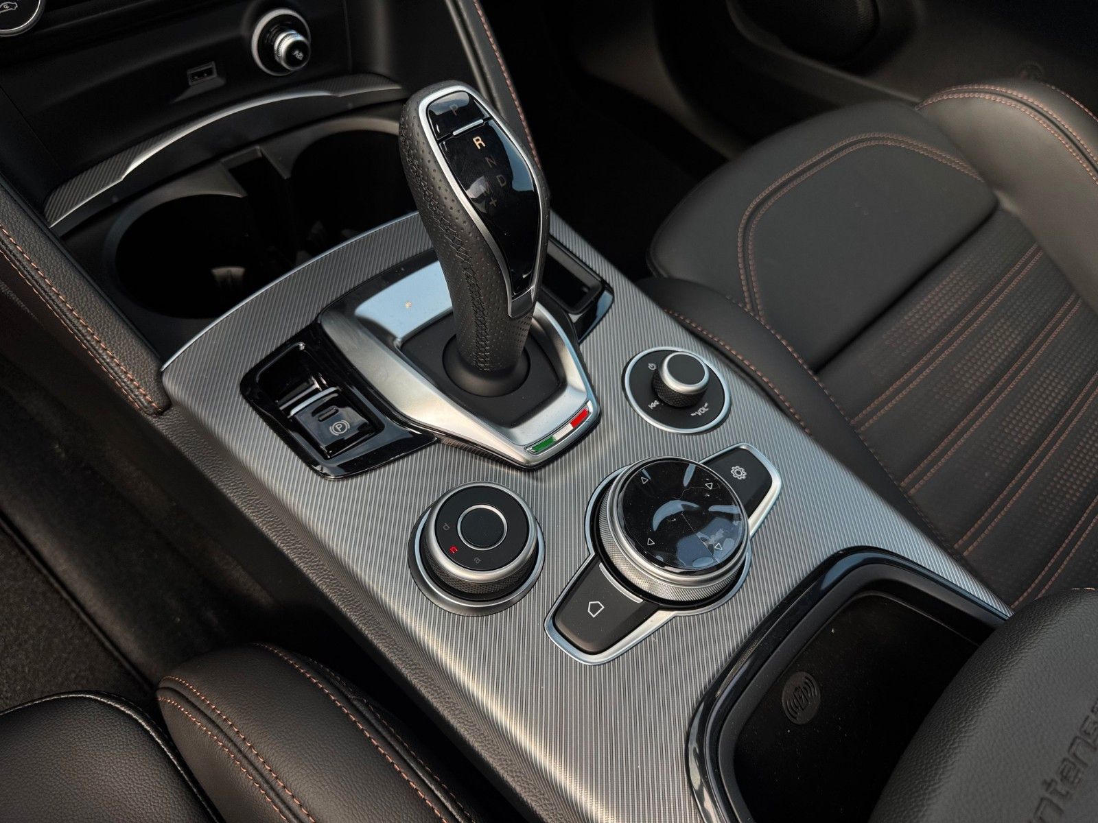 Fahrzeugabbildung Alfa Romeo Stelvio 2.2 Diesel Intensa Glasdach Memory Navi