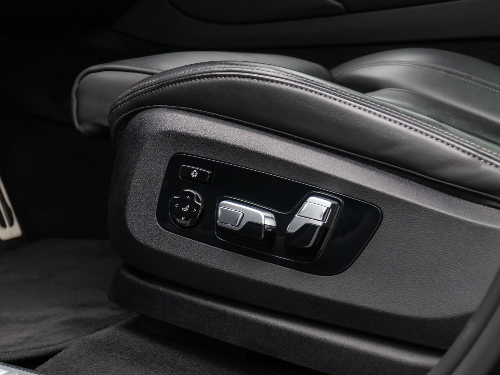 Fahrzeugabbildung BMW X6 M50i 360° B&W SkyLounge Individual Mega-Voll