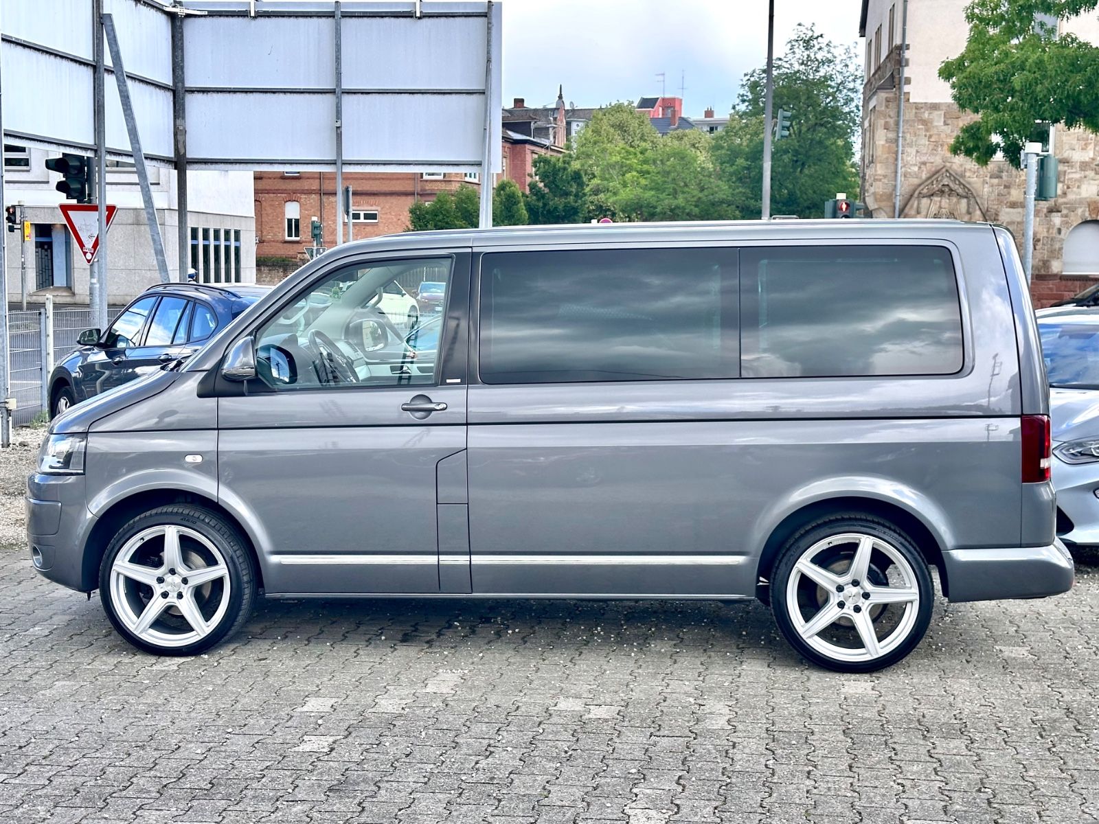 Fahrzeugabbildung Volkswagen T5 MULTIVAN CUP*MOD.2015+AUTOM+7SITZER+20LM