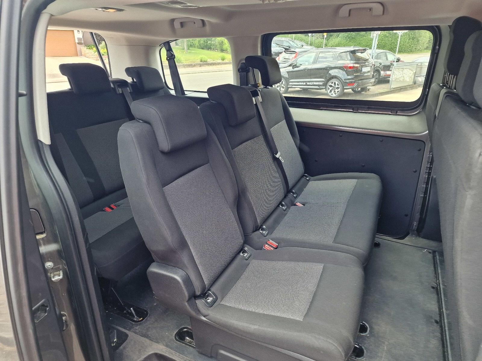 Fahrzeugabbildung Opel Vivaro Kombi M (L2)Navi,PDC,Klima v+h,9-Sitze