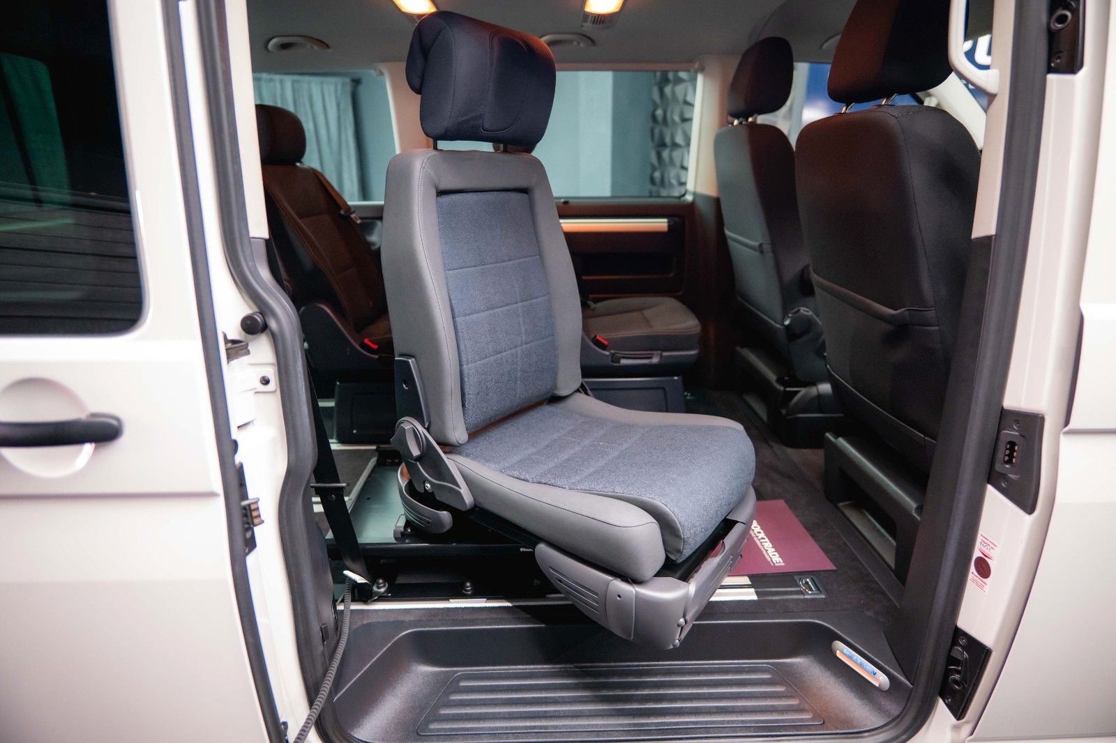 Fahrzeugabbildung Volkswagen T6 Multivan 2.0 TSI Behindertenumbau *LED*ACC*