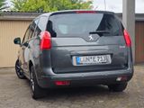 Peugeot 5008 1.6 Family plus 155 THP Family plus - Peugeot 5008 mit Benzin-Antrieb: Kleinbus, 1.6