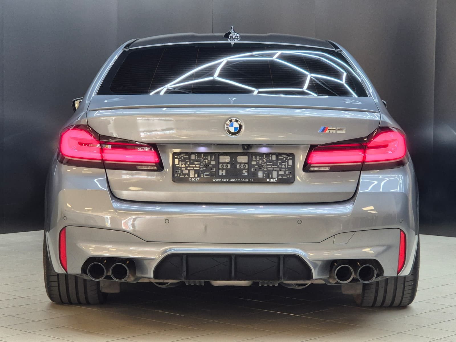 Fahrzeugabbildung BMW M5 Lim. >CARBON+SOFT+LED+HEAD+H&K+MEMO+ACC+360°+