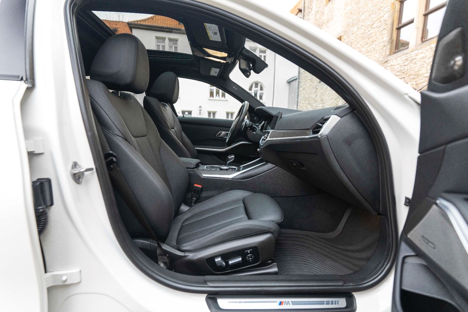 Fahrzeugabbildung BMW 330IX M-Sporpaket LED H&K TOTW CARPLAY KAM