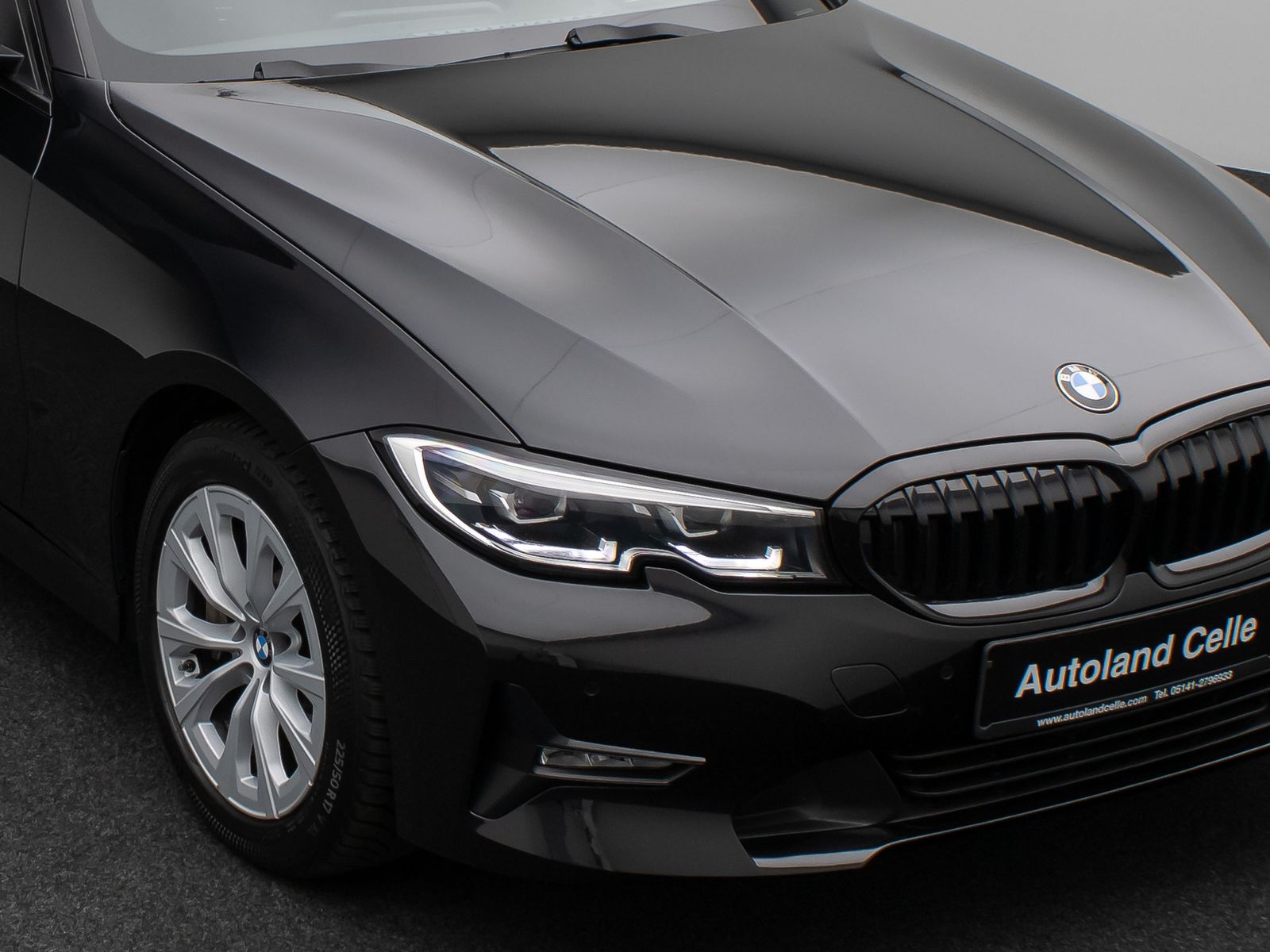 Fahrzeugabbildung BMW 330i HUD DAB CockPitPro DrivAssist PDC LED Alarm