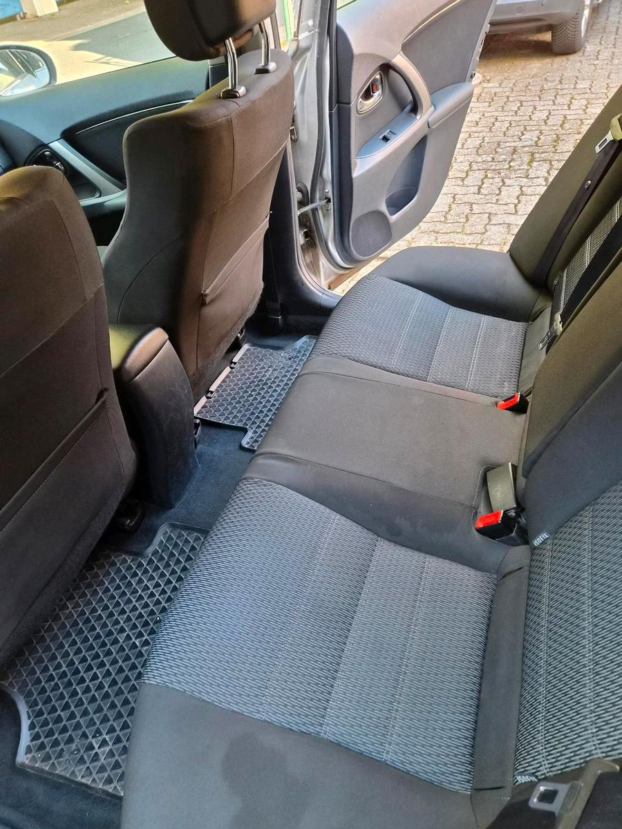 Toyota Avensis 2012 — photo 10