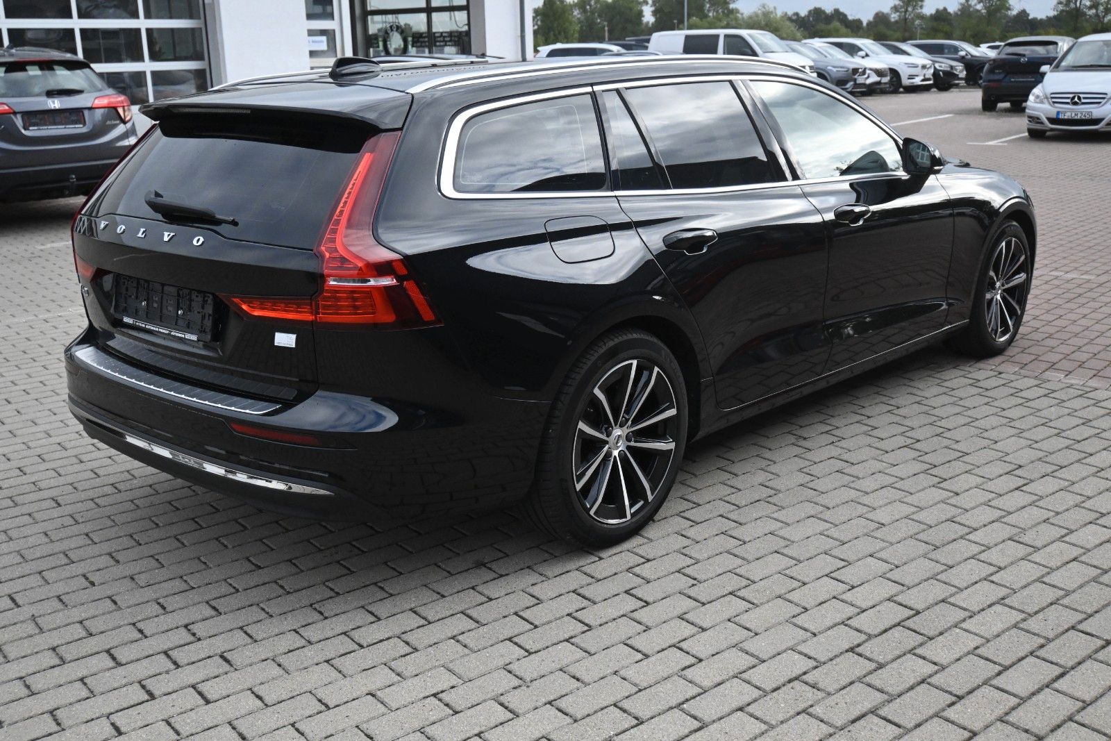 Fahrzeugabbildung Volvo V60 T6 Essential AWD*STHZG*PDC*AHK*Leder*LHZG*