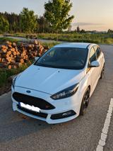Ford Focus 2,0 EcoBoost ST Leder-Sport-Paket ST - Ford Focus mit Benzin-Antrieb: Leder, Limousine, ST Sport