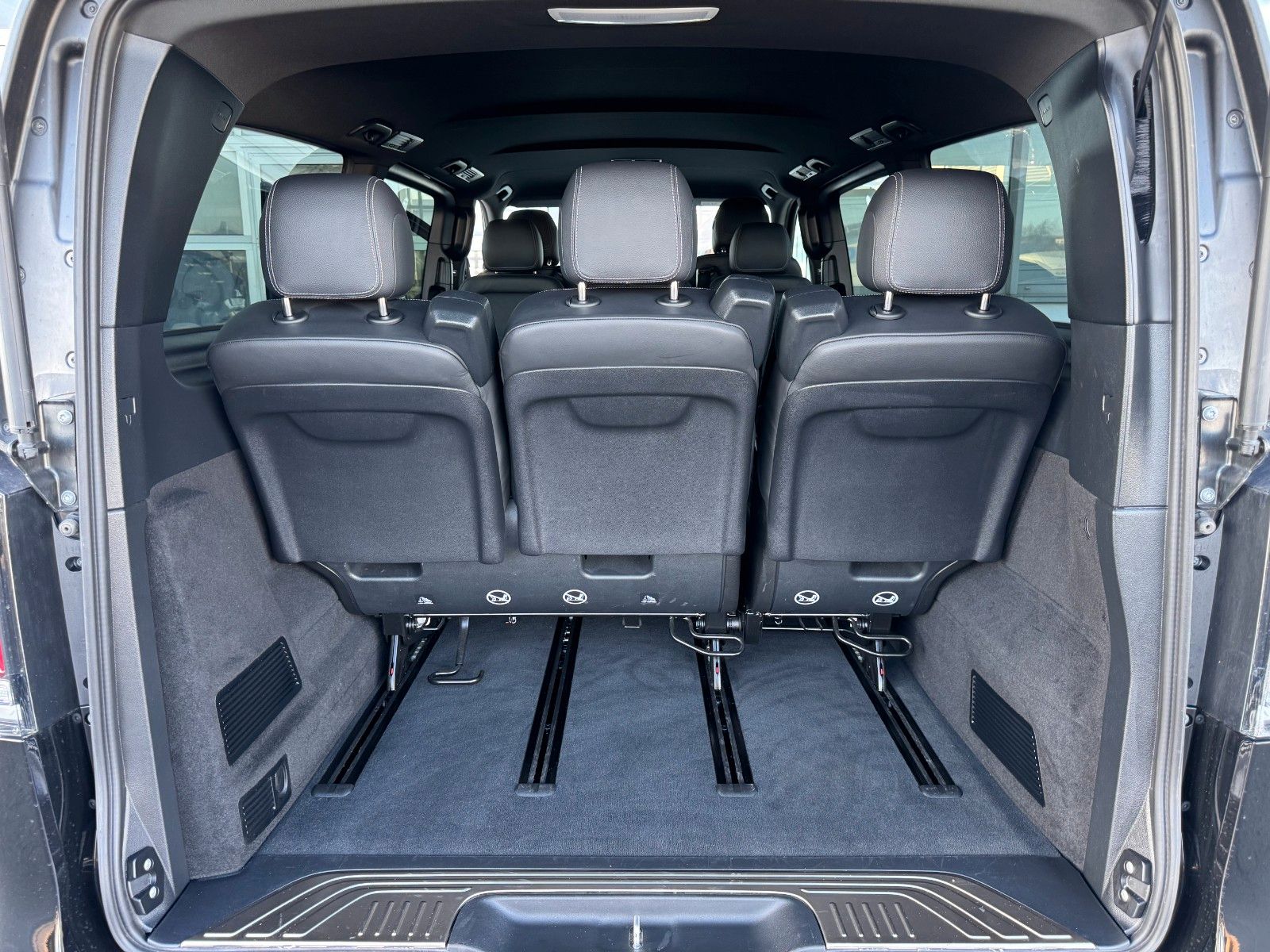 Fahrzeugabbildung Mercedes-Benz V 300 d 4MATIC AVA Extral AHK DISTRONIC Standh