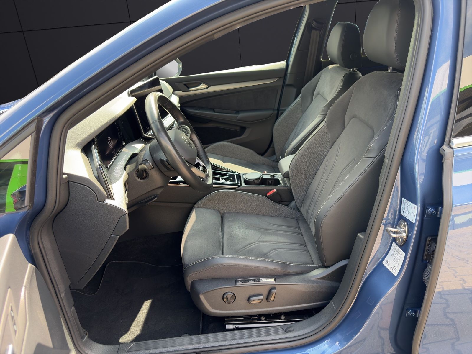 Fahrzeugabbildung Volkswagen Golf VIII EDITION 50 Matrix Navi ACC AHK PANO HU