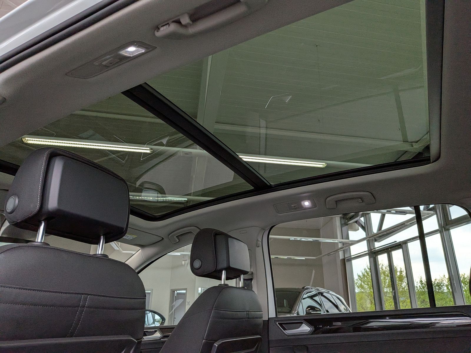 Fahrzeugabbildung Volkswagen Touran 2.0 DSG R-Line High Pano 7-Si IQ AHK VOLL