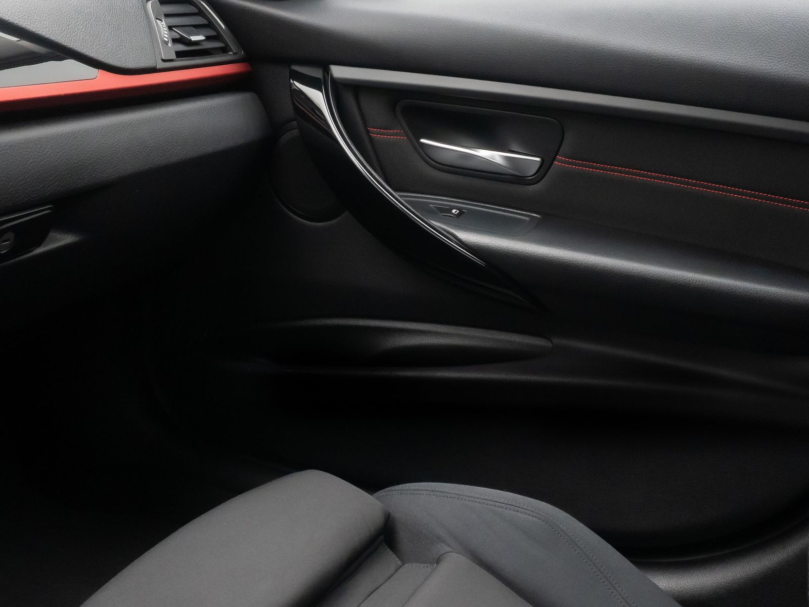 Fahrzeugabbildung BMW 320d Sport Line PDC Bi-Xenon HiFi NaviPro Lordos