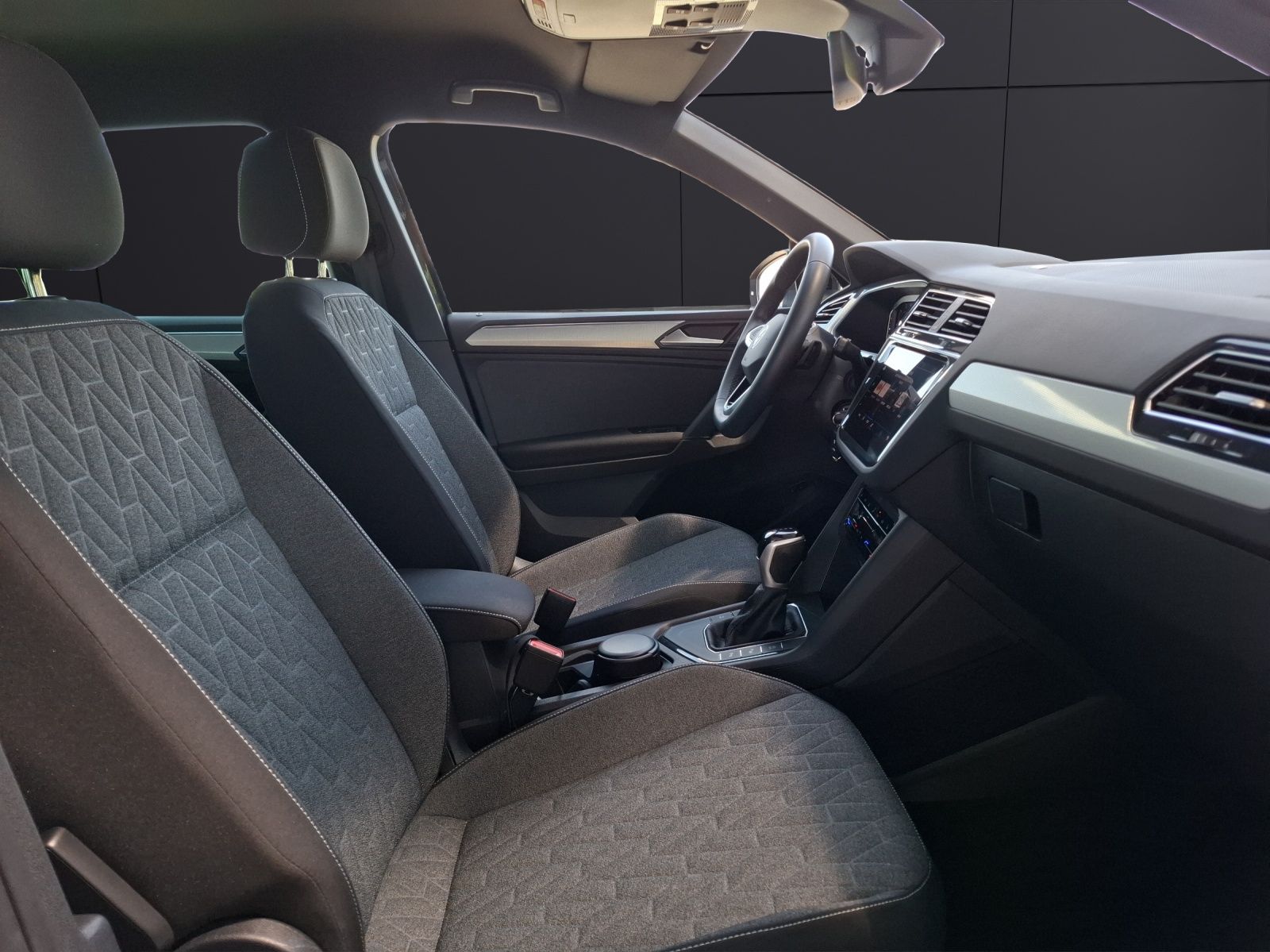 Fahrzeugabbildung Volkswagen Tiguan TDI Move DSG STH Matrix AHK Navi AID ACC