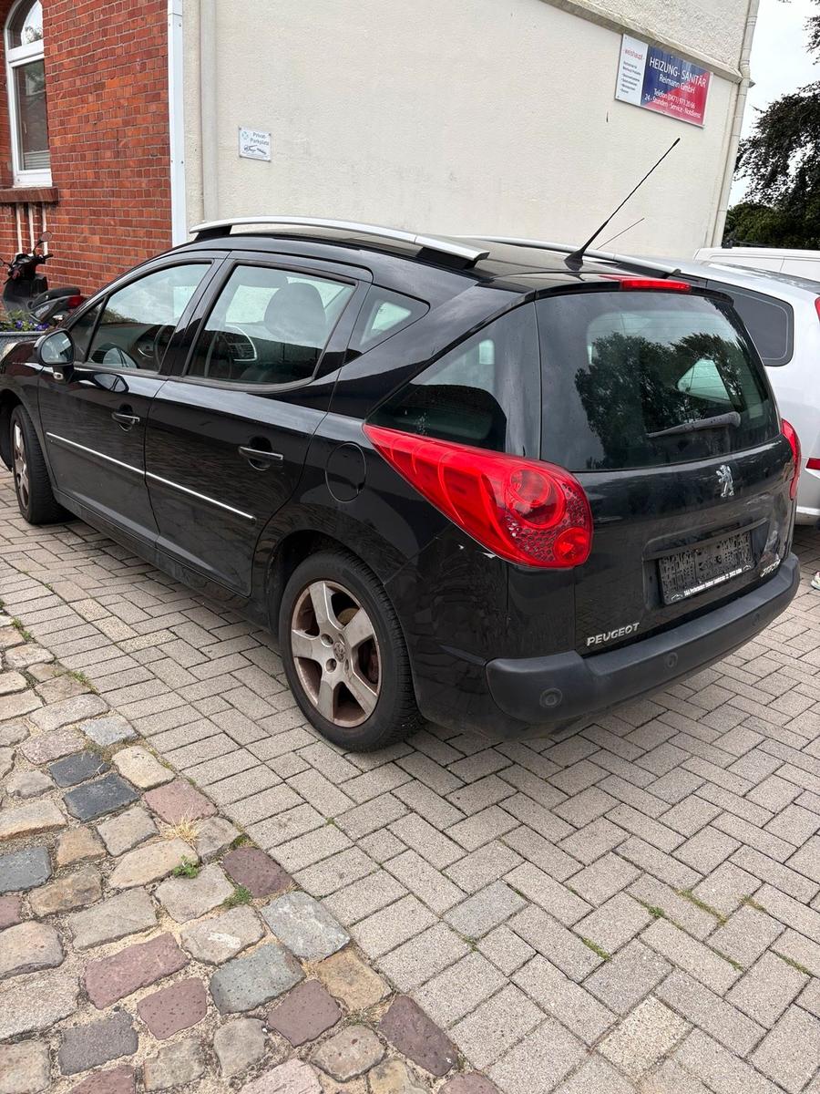 Volkswagen  2011 — rear view