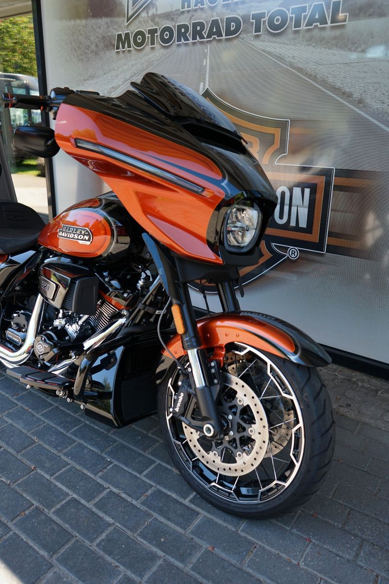 Fahrzeugabbildung Harley-Davidson Street Glide CVO FLHXSE Jekill & Hyde