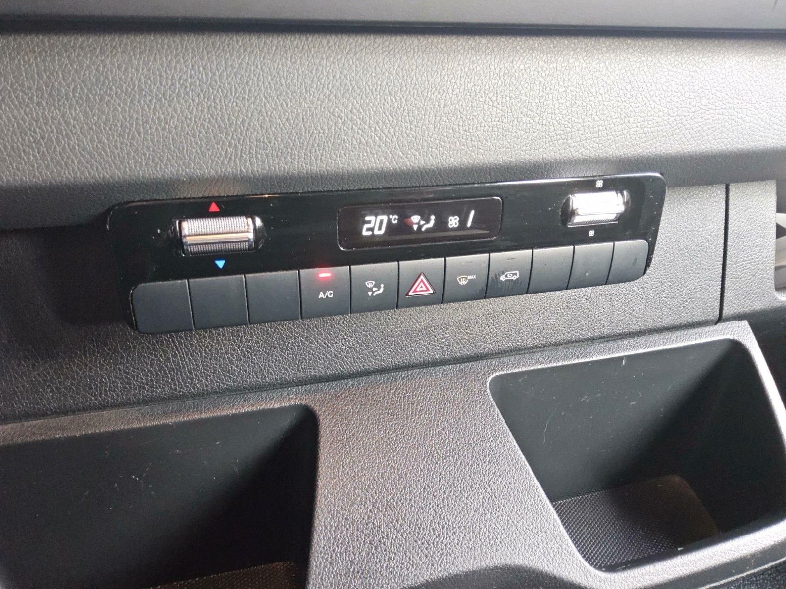 Fahrzeugabbildung Mercedes-Benz Sprinter 215 CDI 9G Pritsche/Plane Klima AHK