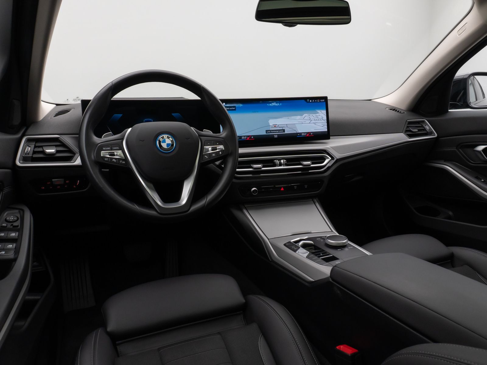 Fahrzeugabbildung BMW 330e Panorama Kamera HUD DAB HiFi Leder Sport