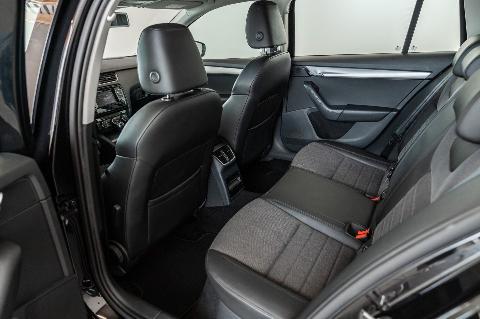 Fahrzeugabbildung SKODA Octavia Combi Elegance 1.4 TSI Green tec