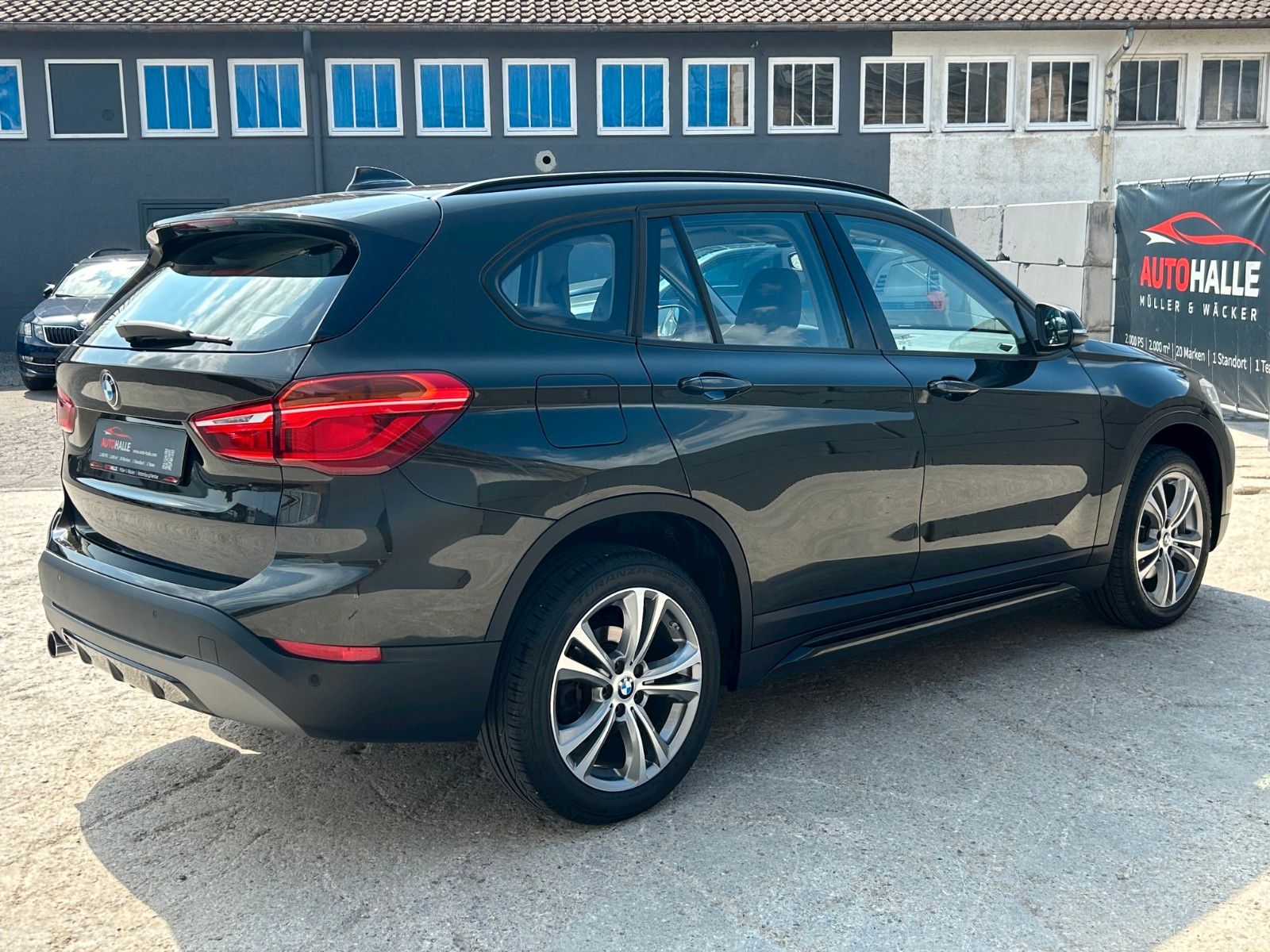 Fahrzeugabbildung BMW X1 sDrive18i Sport Line HiFi Navi + HUD Leder