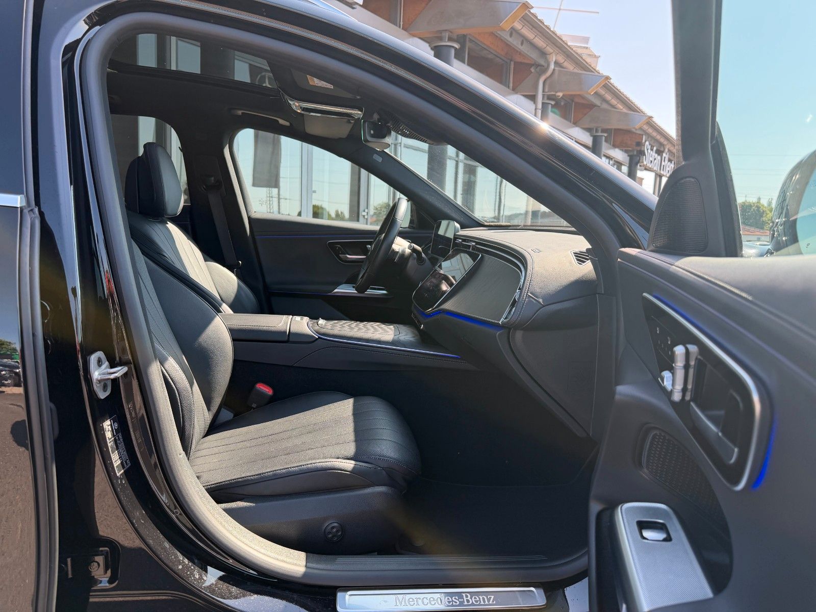 Fahrzeugabbildung Mercedes-Benz E 450d 4M T Avantgarde+Pano+AHK+Distr+Memory